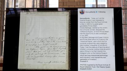 Bild: Simon Dawson
Der erste Instagram-Post (rechts) von Königin Elizabeth II. zusammen mit einem Brief von Computer-Pionier Charles Babbage an Prinz Albert aus dem Jahr 1843.