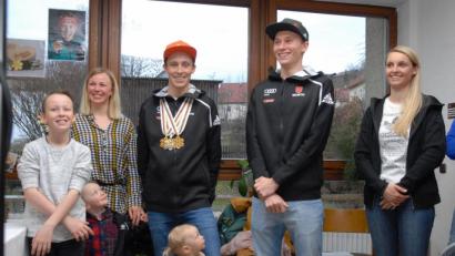 Bild: gb
Beste Laune beim Empfang: Eric Frenzel (Vierter von links) mit seiner Laura (links daneben) und den Kindern Philipp, Leopold und Emma. Terence Weber (Zweiter von rechts) und seine Konstanze fanden die Feier im Rathaus richtig cool.
