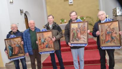 Bild: fz
Die Bilder strahlen wie neu. Karl Simeth (Zweiter von links) übergibt an Pfarrer Andreas Hanauer, Pfarrer Thomas Stohldreier und Herbert Kick (von rechts) sowie Alfred Wulfänger (links) die aufwendig restaurierten Kreuzwegstationen.