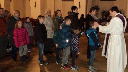 Bild: ksi
Diakon Dominikus Hartmann zeichnet mit geweihter Asche das Kreuz auf die Stirn