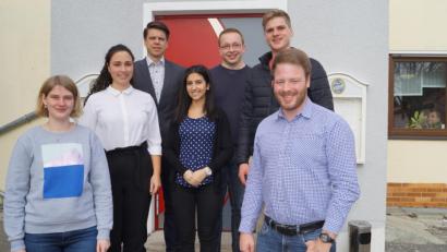 Bild: ssi
Katharina Müller (Zweite von links) übergibt die JU Ursensollen in die Hände von Annabell Matar (Mitte). Der neuen Vorsitzenden gratulieren unter anderem JU-Kreisvorsitzender Henner Wasmuth (rechts) und CSU-Orts- und Fraktionsvorsitzender Achim Kuchenbecker (Dritter von links).