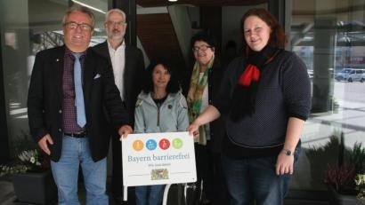 Bild: wro
Das Signet „Bayern barrierefrei“ schmückt nun das Rathaus in Wiesau. Über die Verleihung freuten sich Bürgermeister Toni Dutz und Geschäftsleiter Thomas Weiß (von links). Als Interessenvertreterinnen der Behinderten waren Christina Ponader, Irmgard Hegen und Doris Scharnagl-Lindinger (von rechts) bei der Übergabe dabei.