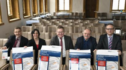 Bild: Petra Hartl
Sie stellten das Programm der 40. Erlanger Universitätstage im Amberger Rathaus vor (von links): Kulturamtsleiter Reiner Volkert, Barbara Cosima Frey vom Kulturamt, OB Michael Cerny, Professor Rudolf Freiburg und Kulturreferent Wolfgang Dersch.