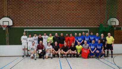 Bild: khg
Die drei bestplatzierten Mannschaften in der Krötensee-Sporthalle in Sulzbach-Rosenberg (von links): Kronach (2.), Passau (Turniersieger) und Hof (3.) mit Studienrat Christian Biersack (hinten, Neunter von rechts) sowie (hinten, von rechts) den Schiedsrichtern Walter Schimpke und Karl Heinz Grollmisch sowie Hans Tremel (vorne, Dritter von rechts) mit dem roten T-Shirt mit der Aufschrift „Bayerische Meisterschaft 2019 Sulzbach-Rosenberg“.