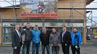 Bild: jr
Ende März oder Anfang April soll die Bikestation Mitterteich offiziell eröffnet werden. Im Bild (von links) Bürgermeister Roland Grillmeier, die Gesellschafter Klaus Möhwald und Gerald Haberkorn, Werkstattleiter Thoralf Loch, Projektsteuerer Jürgen Stingl, Stefan Grillmeier (Gewerbeförderverein) und Geschäftsleiter Andreas Chrobok.