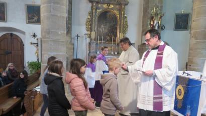 Bild: jzk
„Bedenke, dass du Staub bist und zum Staub zurückkehrst“ sagten Amschl und Gößl, als sie das Aschenkreuz auf die Stirn der Kinder und ihrer Eltern zeichneten.