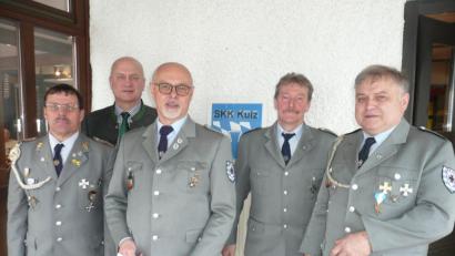 Bild: amö
Ulrich Knoch (von links) und Bürgermeister Walter Schauer überreichten zusammen mit Hans Krämer (von rechts) und Hans Held von der SKK Kulz die Ehrennadel und eine Treueurkunde an Peter Lehmer (Mitte).