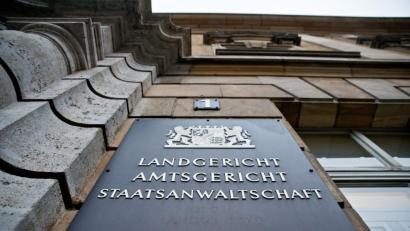 Bild: Daniel Karmann
Eine Tafel am Eingang des Landgerichts in Schweinfurt. Foto: Daniel Karmann/Archiv