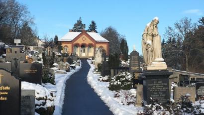 Bild: ihl
Beerdigungen gibt es auf dem Stadtfriedhof nicht mehr. Er wandelt sich langsam zu einer Grünanlage. Eine Besonderheit ist das Leichenhaus.
