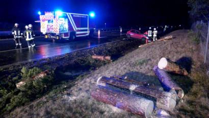 Bild: rw
Weil ein Baum auf die A93 gestürzt war, war die Autobahn in Fahrtrichtung Regensburg zwei Stunden gesperrt.