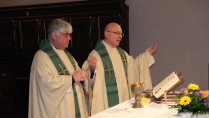 Bild: do
Die Messfeier von US-Militärpfarrer LTC Krzysztof "Kris" A. Kopec (rechts) und Stadtpfarrer Thomas Jeschner steht im Geist der "joint-mission", der guten kirchlichen Zusammenarbeit der beiden Nachbargemeinden.