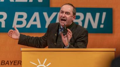 Bild:  Armin Weigel/dpa
Hubert Aiwanger, Vorsitzender der Freien Wähler und bayerischer Wirtschaftsminister, spricht beim Politischen Aschermittwoch der Freien Wähler in der Stadthalle in Deggendorf zu den Parteianhängern.