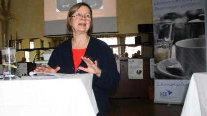 Bild: wro
Anna Knechtel stellte im "Literarischen Café" das Leben und das Werk Bohumil Hrabals vor.