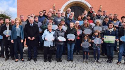 Bild: no
Stolz präsentieren die Hausbesitzer auf den Stufen der Christuskirche die Schilder mit ihren alten Hausnamen.