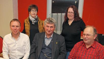 Bild: nm
Roman Schell, Eli Dreßler, Herbert Schmid, Andrea Egner und Peter Gruber (von links) lassen sich Aschermittwochskost schmecken. Zuvor ging es ganz intensiv um Europa.