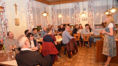 Bild: fz
CSU und JU servieren Fisch, die Weidener JU-Vorsitzende Maria Sponsel politische Kost.