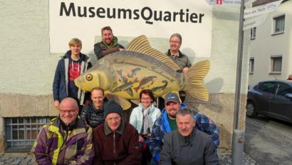 Bild: Stadt Tirschenreuth
Die Fischergilde Barbara aus Kaufering in Oberbayern stattete ihrem langjährigen Fischlieferanten Hans Klupp (hinten rechts) aus Plößberg und der Fischerei-Abteilung im Museumsquartier einen Besuch ab.