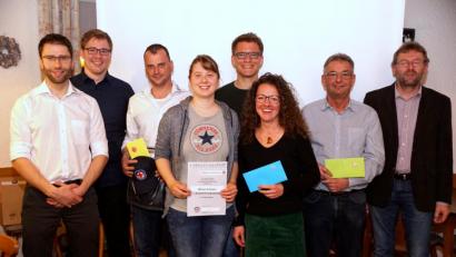Bild: bkr
Vorsitzender Michael Siebenweiber und Günther Panzer (von links) sowie zweiter Bürgermeister Herman Schraml (rechts) ehren Kai Wolf, Miriam Schraml, Johannes Doleschal, Peggy Mothes-Bayerl und Günther Strobel (Dritter bis Siebter von links).