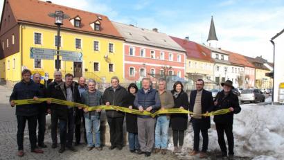 Bild: exb
Die Teilnehmer am Auftakt-Workshop spazierten durch die Ortsmitte von Schönsee. Neben den Stadträten und Bürgermeisterin Birgit Höcherl (Mitte) sowie den örtlichen Planern war auch Korbinian Kroiß (links) von Nonconform mit von der Partie.