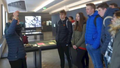 Bild: jpl
Schockiert und nachdenklich standen die Mittelschüler vor den Zeitzeugnissen, die in der KZ-Gedenkstätte an das unvorstellbare Leid und die Qualen der Häftlinge im Dritten Reich erinnern.