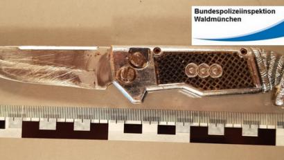 Bild: Bundespolizei
Dieses Springmesser führte der Mann mit sich. Das war nicht das einzige Verbrechen, dass er begangen hatte.