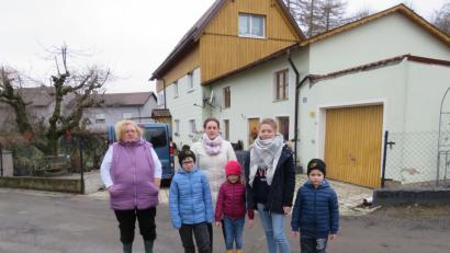 Bild: ubb
Rita Schäfer (links), ihre Tochter Manuela Thoma (Dritte von links) und deren Kinder Raphael, Neele, Sophie und Philipp können bei Regen das Haus nur noch mit Gummistiefeln verlassen.