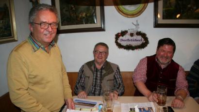 Bild: wro
Den politischen Aschermittwoch der CSU leitete Vorsitzender Oliver Zrenner (rechts), der Bürgermeister Toni Dutz (links) als Redner begrüßte. In der Bildmitte Zweiter Bürgermeister und CSU-Geschäftsführer Fritz Holm.
