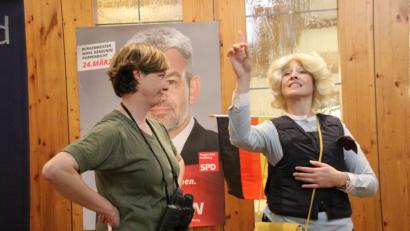 Bild: kmo
Daniela Ludwig und Carola Helm vom Duo "Nackad sing i niad" sorgen beim Politischen Aschermittwoch der Poppenrichter SPD im Gasthaus Kopf für gute Laune.