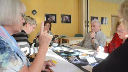 Bild: Gabi Schönberger
Unter der Regie von Daniela Thoma (Dritte von links) schlüpfen die Teilnehmer in die ihnen zugedachten Rollen des Kriminalfalles. Noch rätseln sie, wer der Mörder ist und versuchen ihm mit geschickten Fragen auf die Spur zu kommen.