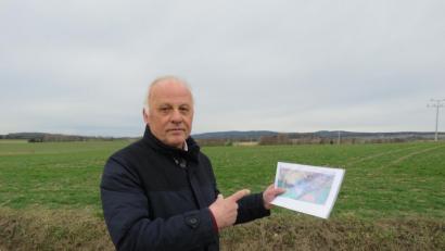 Bild: ubb
Franz Dürrschmidt zeigt auf eine der betroffenen Flächen. Die geplante Photovoltaikanlage würde den Blick auf die Landschaft vollkommen verdecken, sagt er.