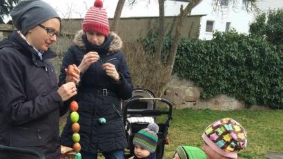 Bild: aove
Beim Osterbrunnen-Schmücken in Hahnbach ist Fingerspitzengefühl gefragt. Die Kinder helfen auch schon mit.