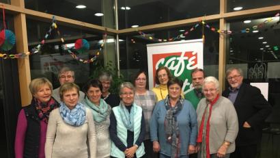 Bild: Götz, Anita
Der Verein Café Mitte e. V. ist bereit für kommende Aufgaben: (von links) Maria Zenger, Dieter Weidhas, Anita Rebl, Else Reiß, Anneliese Baumgärtner, Thea Rauchenecker, Martina Lang (neue 1. Vorsitzende), Roswitha Schunk (neue 2. Vorsitzende),
Hannelore Schreiber, Wolfgang Lindner, Helga Poy und Veit Wagner.