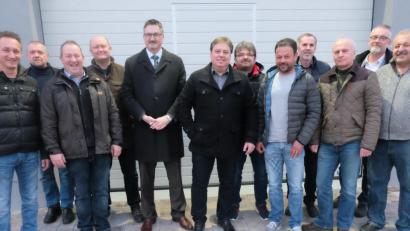 Bild: ohr
Die Mitglieder des Zweckverbandes zur Abwasserbeseitigung der Gemeinden Schwarzach und Stulln besichtigten das neu errichtete Werkstättengebäude auf dem Kläranlagenareal in Wölsendorf. Verbandsvorsitzender Bürgermeister Hans Gradl/Schwarzach (Mitte) gab im Beisein seines Amtskollegen Hans Prechtl/Stulln (links daneben) sowie des Klärwärters Christian Barth (Fünfter von rechts), des Kämmerers Thomas Krapf (Zweiter von rechts) und des Leiters der Technischen Bauverwaltung, Bertold Braun (Zweiter von links), wichtige Erläuterungen.