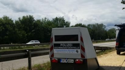 Archivbild: jut
Ein sogenannter Enforcement-Trailer der Polizei im Einsatz an der Autobahn A3.