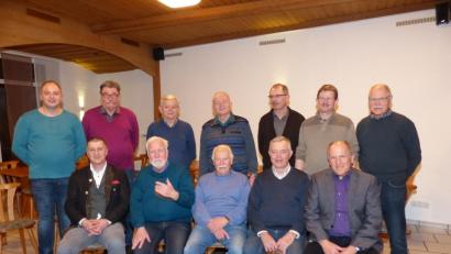 Bild: hme
Vorsitzender Dietmar Schaller (vorne links) bestimmt mit seiner bewährten Mannschaft auch künftig die Geschicke des Männergesangvereins 1923 Pirk.