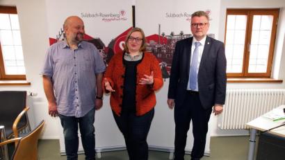 Bild: müb
Auf die neue Herausforderung im Jugendzentrum freut sich (von links) Stefan Wolfsteiner zusammen mit der Leiterin Cornelia Aschenbach und Bürgermeister Michael Göth.