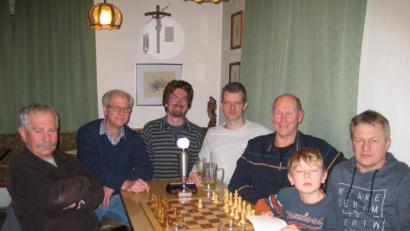 Bild: edo
Hoch dekoriert war das Teilnehmerfeld bei der 15. offenen Gemeindemeisterschaften im Schach, die im Gasthaus „Zum Peter“ in Vorbach über die Bühne ging: Vizemeister Werner Malzer (Speichersdorf, von links), Organisator Stephan Meier (Vorbach) und die halbe Bezirksligamannschaft des SC Erbendorf: Christian Demleitner (Kemnath), Daniel Kamm (Grafenwöhr), Sieger Wolfgang Hoffmann (Erbendorf) und der Drittplatzierte Michael Weiß (Pressath, rechts).