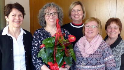 Bild: lgc
Für 20-jährige Zugehörigkeit zum Katholischen Frauenbund wird Margit Grünthaner (Zweite von links) geehrt. Die Vorstandmitglieder Elisabeth Nickl (von links), Martina Wiesnet, Christa Wilterius und Veronika Geigenmüller, gratulieren und danken der Jubilarin.