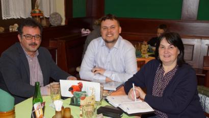 Bild: mmj
Bürgermeister Manfred Dirscherl (Weiding), Martin Kopecký, Bürgermeister der Stadt Poběžovice und Schönsees Bürgermeisterin Birgit Höcherl beim Kennenlern-Gespräch in Rybnik.