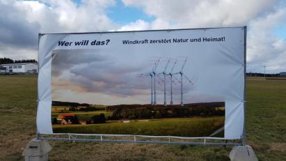 Bild: gi
Nach den Überlegungen der Bürgerinitiative würde es bei Installation der fünf Windräder auf dem Bromberg so aussehen.
