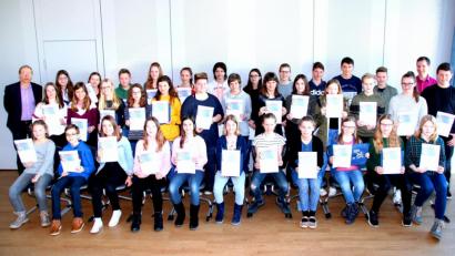 Bild: lg
Urkunden und Sachpreise von Schulleiter Ludwig Pfeiffer (links) und Wettbewerbskoordinator Johannes Klug (Zweiter von rechts) gab es für die erfolgreichsten Informatik-Biber.