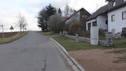 Bild: frd
Vor diesem Anwesen in Gleiritach, in der Hauptstraße 44, tritt immer wieder aus dem Boden Was-ser aus, das bei Kälte gefriert und zu für die Verkehrsteilnehmer zu gefährlichen Eisplatten führt. Bei geeigneterer Witterung, so beschloss der Gemeinderat, soll zeitnah nach der Ursache gesucht und Abhilfe geschaffen werden