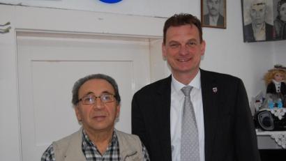 Bild: sm
Bürgermeister Ernst Schicketanz (rechts) gratuliert Remzi Tiryaki (links) zu seinem 75. Geburtstag.