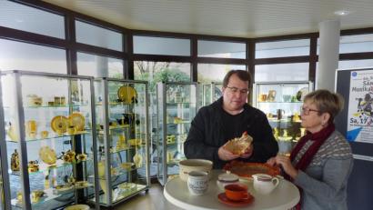 Bild: exb
Die Geschirr-Sammlung der Tonwarenfabrik im Rathaus-Foyer wird von Helga Katrin Stano aus München betreut, die Klaus Haußmann für einen Lichtbildervortrag gewinnen konnte.