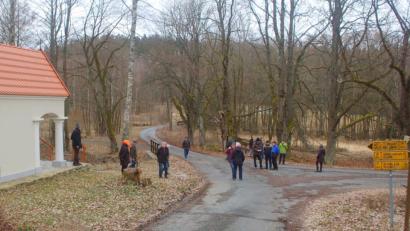 Bild: fjo
Die wiedererrichtete Kapelle in Eisendorfhütte stand am Ende der gernzüberschreitenden Besichtigungstour mit Pfarrer Georg Hartl (links).