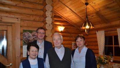 Hildegard Scheuerer (links) mit Ehemann Georg (rechts daneben), Karolina Böckl (rechts) vom Wölsendorfer Frauenbund und zweitem Bürgermeister Franz Grabinger (Zweiter von links).