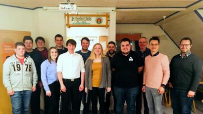 Bild: bkr
Der neue Vorstand der Jungen Union mit ihren Gästen und den neuen Beisitzern und Delegierten (von links): Patrick Weber, Sebastian Heser, Maximilian Horn, Eva Scharnagl, Andreas Popp, Johannes Frauenholz, Michael Heser, Melanie Harms, Bernhard Schmid, Stefan Popp, Lothar Porst, Bernhard Söllner, Matthias Grundler.