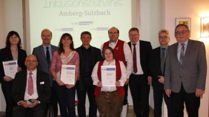 Bild: ads
Verleihung des Inklusionspreises 2018 (von links): Heidi Selch-Witt (Berufliches Schulzentrum), Georg Dietrich (Inklusionsbündnis Amberg-Sulzbach), Martin Wurdack (Berufliches Schulzentrum), Moni Thiel und Boris Mayerhofer (Phelan-McDermid-Gesellschaft), Steffi Martin und Dominik Strähl (Ehenbachtaler Blaskapelle), Oberbürgermeister Michael Cerny, Klaus Horn (Sparkasse Amberg-Sulzbach) und stellvertretender Landrat Hans Kummert.