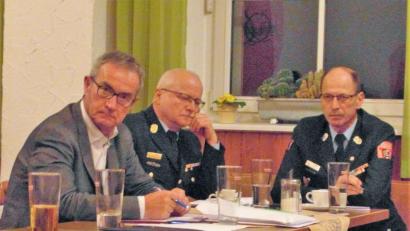 Bild: hl
Bürgermeister Werner Nickl (von links), Kreisbrandinspektor Otto Braunreuther und Kreisbrandmeister Alois Schindler loben die Waldecker Feuerwehr.