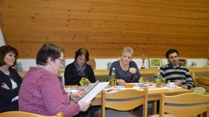 Bild: ga
KDFB-Teamsprecherin Christina Schwarz (Zweite von rechts) erstattete den Mitgliedern des Frauenbundes Schwarzach-Altfalter ihren Tätigkeitsbericht. Pater Binu (rechts) berichtete über seine indische Heimat Kerala.